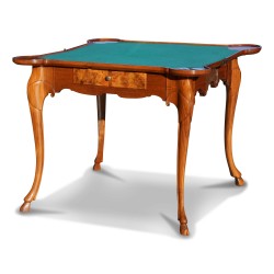 Une table de jeux en noyer à plateau en marqueterie \"Décor damier\", pieds galbés. Berne.